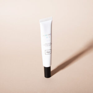 BB-kräm med färg SPF 50 1944 Paris presenterad på beige bakgrund med naturligt ljus.