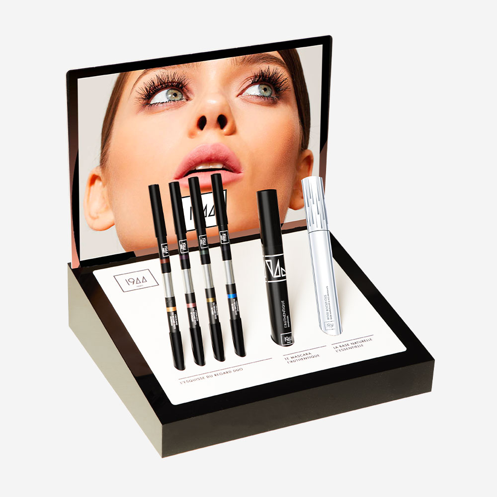 Kệ trưng bày 1944 Paris dành cho bút chì kẻ mắt và mascara, trước một hình ảnh đôi mắt được làm nổi bật.